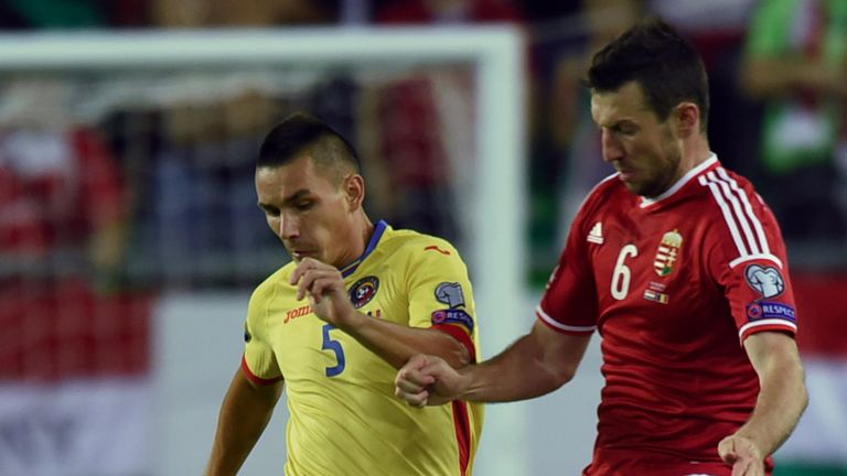 Romania's Ovidiu Hoban (L) vies with Hungary's Akos Elek (R) during the Euro 2016 qualifying football 