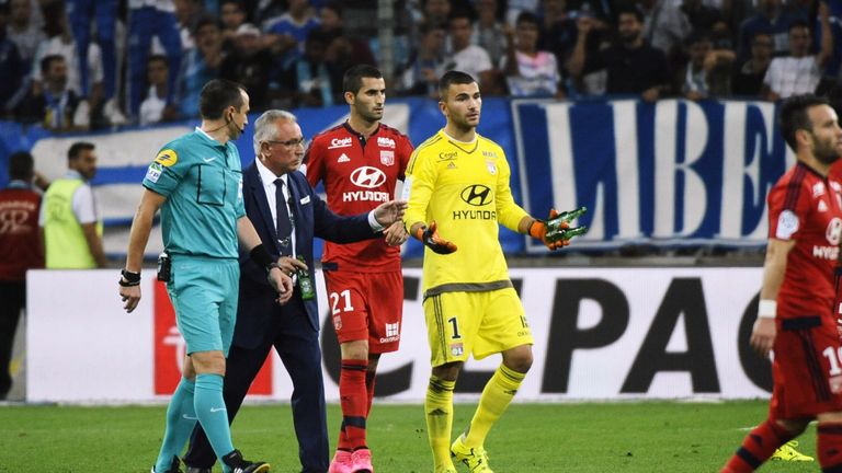 Referee Ruddy Buquet (L) decided a game interruption after crowd trouble during the French L1 football match Marseille (OM) vs Lyon (OL) 