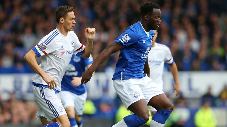Romelu Lukaku of Everton is challenged by Nemanja Matic of Chelsea 