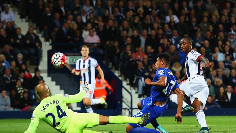  Saido Berahino beats Everton goalkeeper Tim Howard