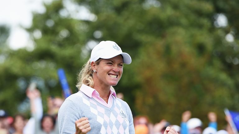 Suzann Pettersen holed her putt on 18 to help Europe win 1 up on the last after being down the majority of the morning on day 2 of the Solheim Cup.