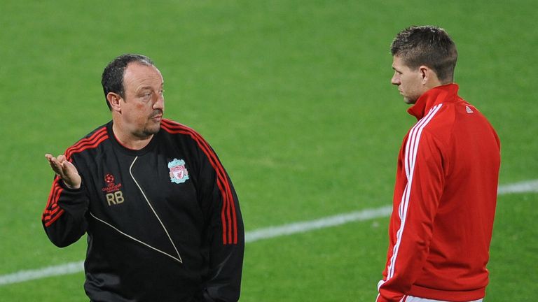 Rafael Benitez talks with midfielder Steven Gerrard 