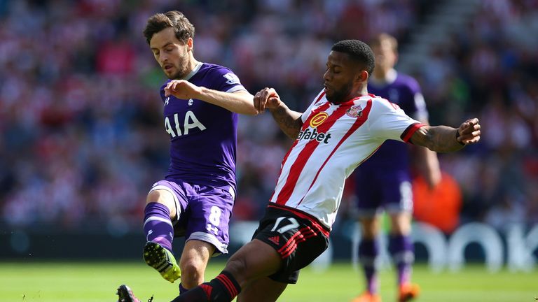 Ryan Mason tangles with Jeremain Lens