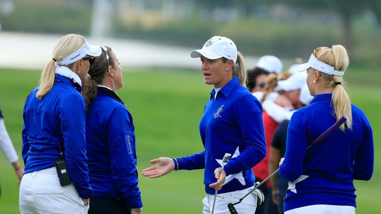 Suzann Pettersen in discussions with European captain Carin Koch
