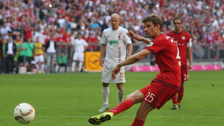 Thomas Muller scores a late penalty  against Augsburg.