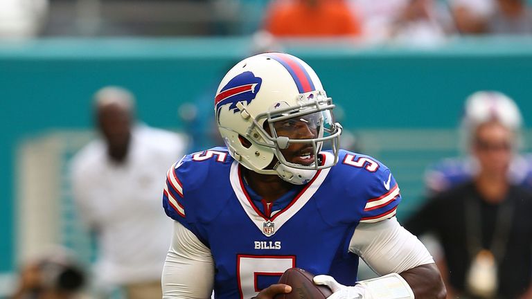 MIAMI GARDENS, FL - SEPTEMBER 27: Tyrod Taylor #5 of the Buffalo Bills in action during the first half of the game against the Miami Dolphinsat Sun Life St