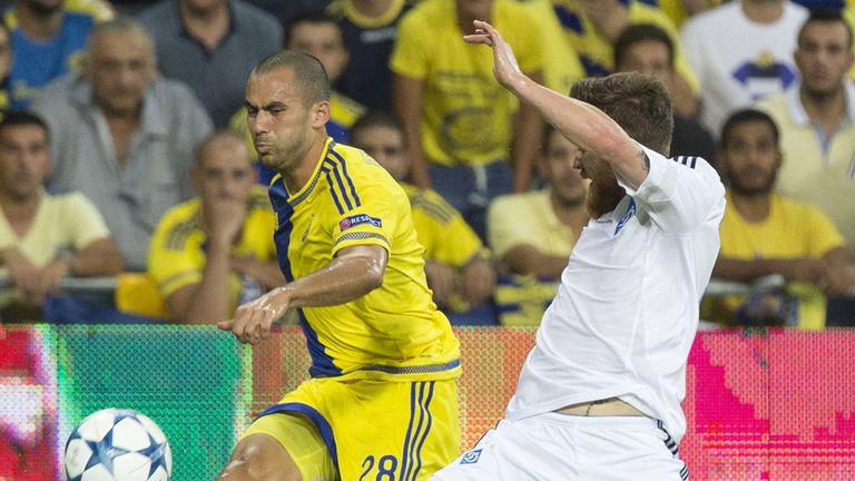 Maccabi Tel Aviv's Israeli midfielder Gil Vermouth (L) and Dynamo Kyiv's Portuguese defender Antunes (R) vie for 