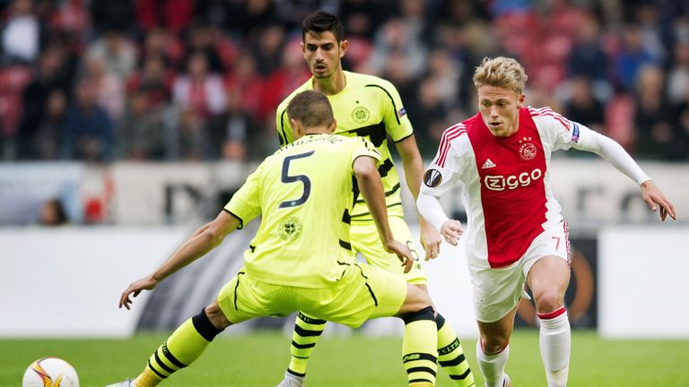 Ajax's Viktor Fischer (R) vies with Celtic Glasgow's Jozo Simunovic
