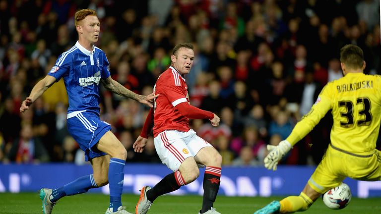 Wayne Rooney of Manchester United scores