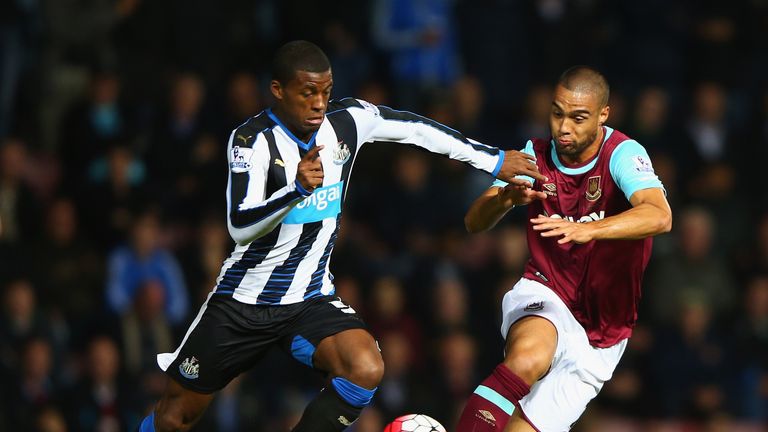 Georginio Wijnaldum of Newcastle United is closed down by Winston Reid of West Ham United