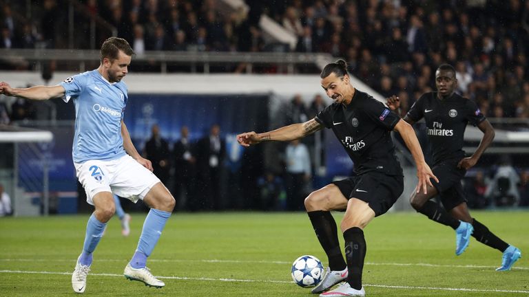 Paris Saint-Germain's Swedish forward Zlatan Ibrahimovic (2ndR) controls the ball against Malmo