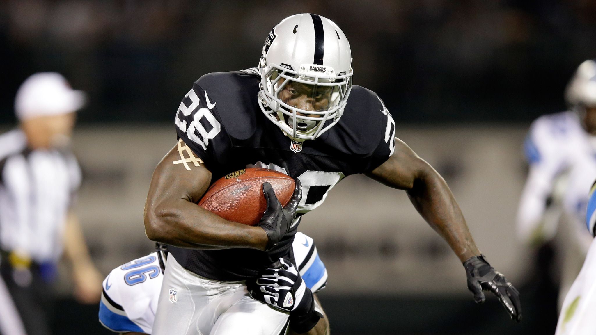 Oakland Raiders, Derek Carr hold on to beat San Diego Chargers 37-29 