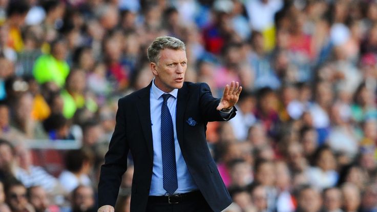 BARCELONA, SPAIN - MAY 09:  Head coach David Moyes of Real Sociedad directs his players during the La Liga match between FC Barcelona and Real Sociedad de 