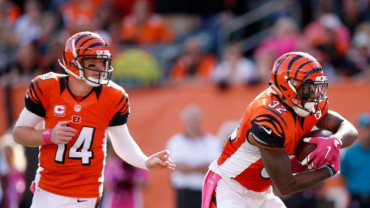 CINCINNATI, OH - OCTOBER 4:  Andy Dalton #14 of the Cincinnati Bengals hands the ball off to Jeremy Hill #32 of the Cincinnati Bengals during the fourth qu