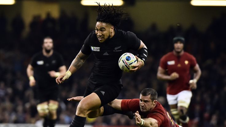 New Zealand centre Ma'a Nonu evades France full-back Scott Spedding