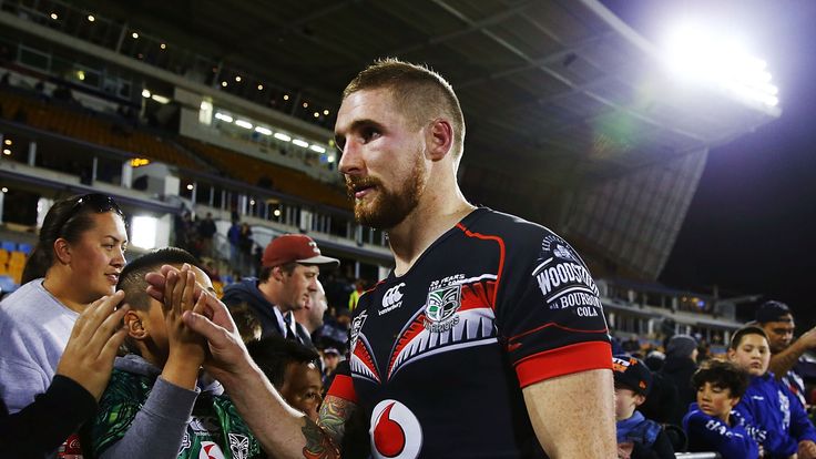 AUCKLAND, NEW ZEALAND - AUGUST 22: Sam Tomkins of the Warriors thanks the supporters for the last time at home after losing the round 24 NRL match between 