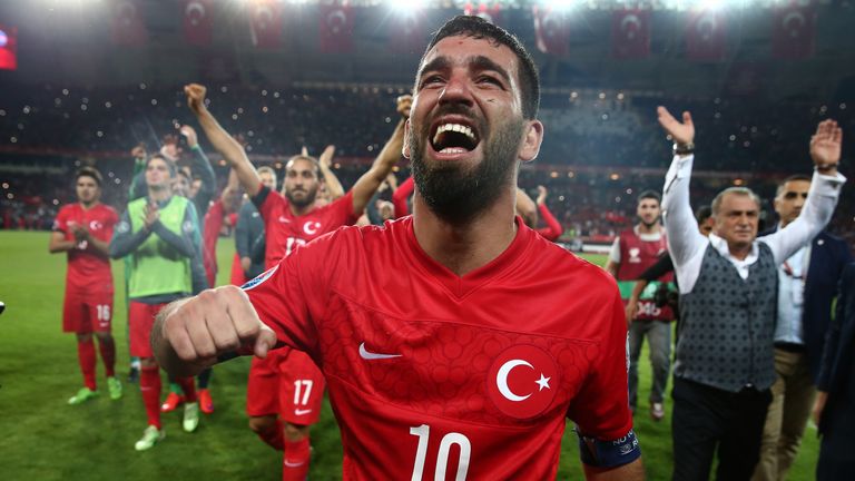 Arda Turan celebrates Turkey's qualification for Euro 2016