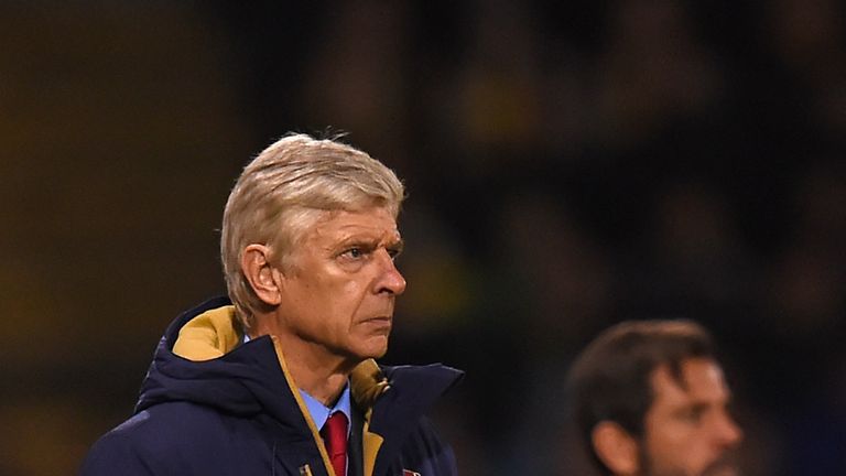 Arsenal's manager Arsene Wenger (L) looks on from the touchline