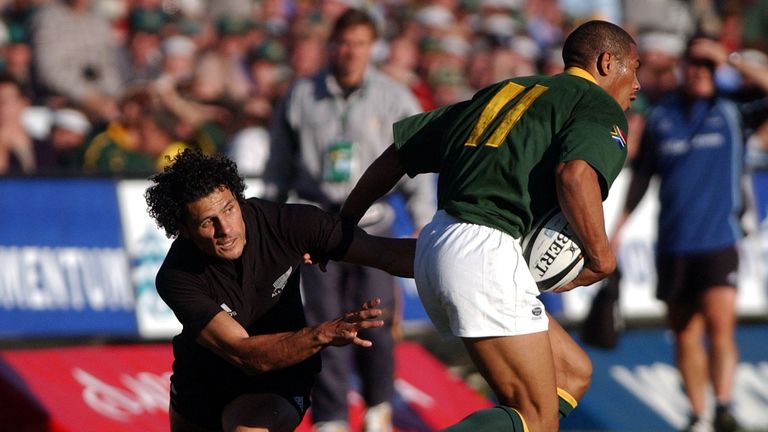 Doug Howlett attepts a tackle on Ashwen Willemse at Loftus Versfeld Stadium