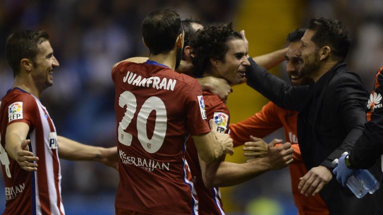 Atletico Madrid's Portuguese midfielder Tiago (L) celebrates with Argentinian coach Diego Simeone  (R) 