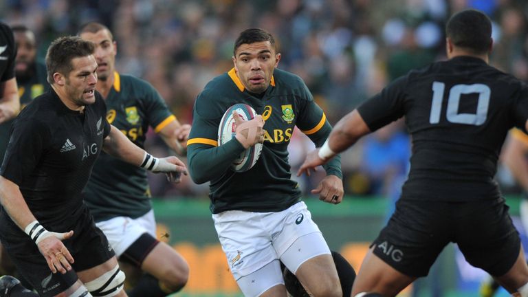 South Africa's wing Brian Habana (C) breaks through