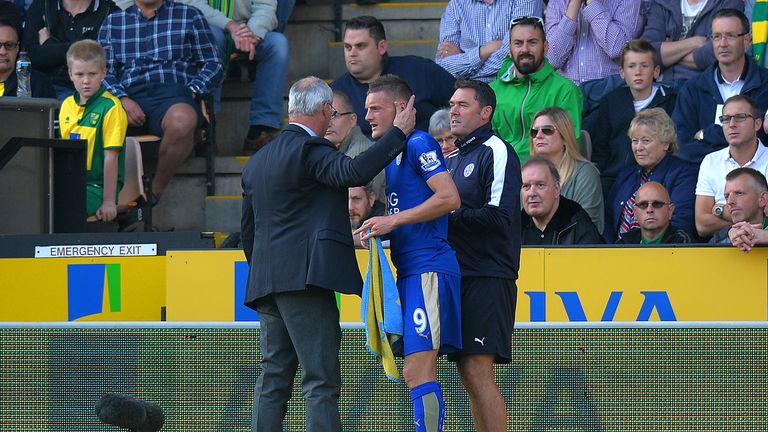Claudio Ranieri of Leicester City talks with Jamie Vardy