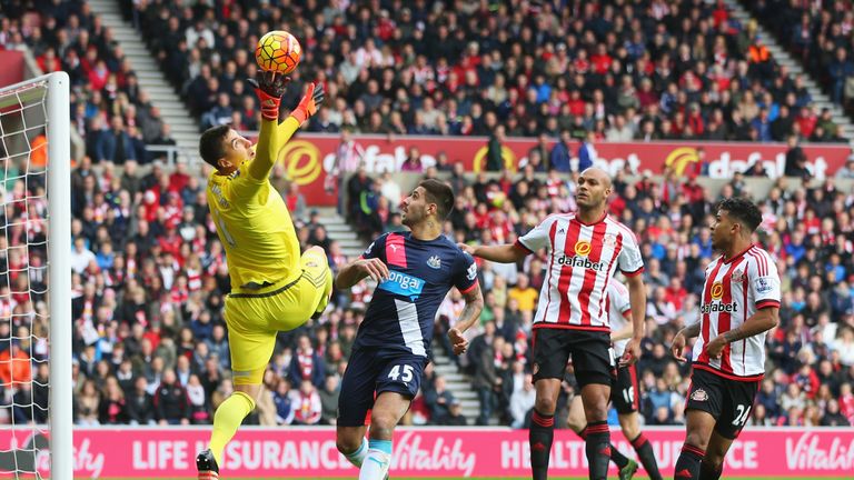 Costel Pantilimon of Sunderland makes a save