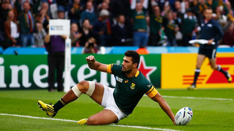 Damian De Allende scores South Africa's first try against the USA