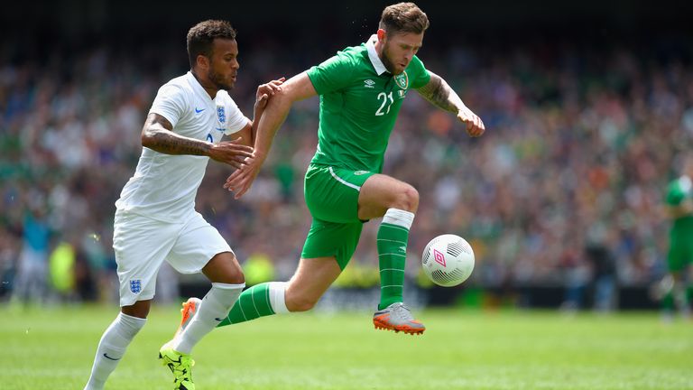  Daryl Murphy outpaces Ryan Bertrand during the friendly match between Republic of  Ireland and England in 2015