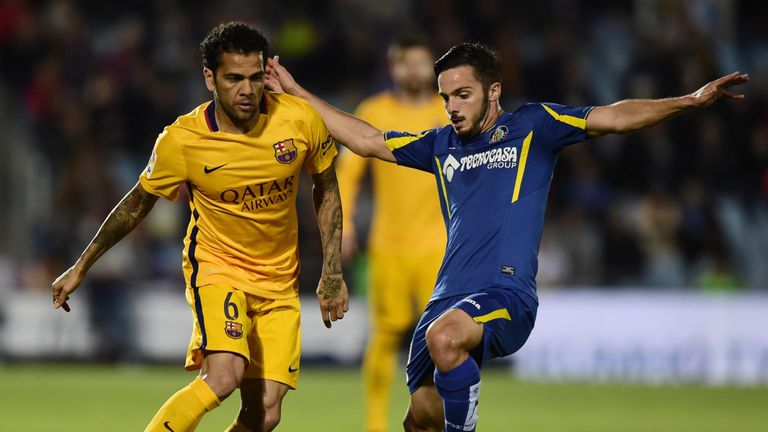 Barcelona defender Dani Alves (left) vies with Getafe's midfielder Victor Rodriguez