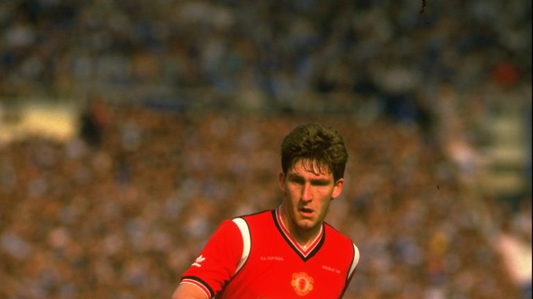 Norman Whiteside of Manchester United passes the ball during the FA Cup final against Everton at Wembley