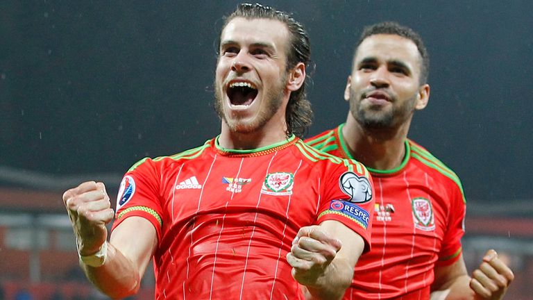 Gareth Bale and Hal Robson-Kanu celebrate