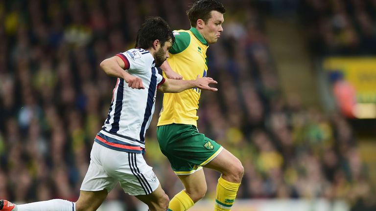 Jonathan Howson of Norwich and Claudio Yacob of West Brom battle for the ball