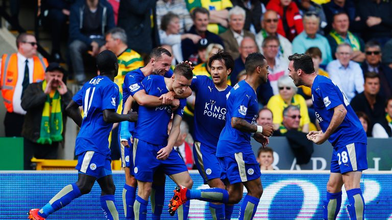 Jamie Vardy (3rd L) celebrates his seventh league goal of the season after putting Leicester 1-0 up from the penalty spot