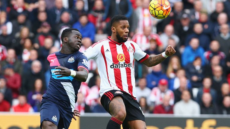Jeremain Lens of Sunderland and Cheik Ismael Tiote of Newcastle United compete for the ball 
