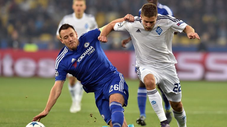 Dynamo Kiev's Artem Kravets (R) fights for the ball with Chelsea's John Terry 