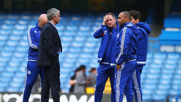 LONDON, ENGLAND - OCTOBER 31:  Chelsea manager Jose Mourinho and his staffs talk in the pitch after their team's 1-3 defear in the Barclays Premier League 