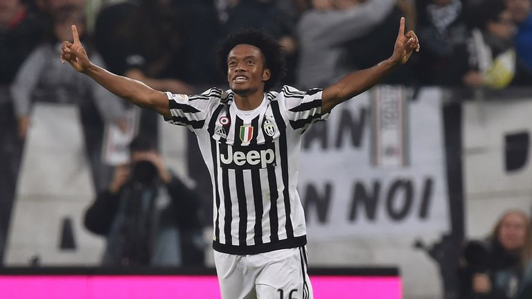 TURIN, ITALY - OCTOBER 31:  Juan Cuadrado of Juventus FC celebrates the gol of the victory during the Serie A match between Juventus FC and Torino FC at Ju