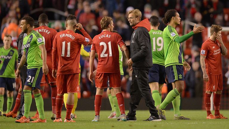 Liverpool's German manager Jurgen Klopp (C) speaks to Liverpool's Brazilian midfielder Lucas Leiva 