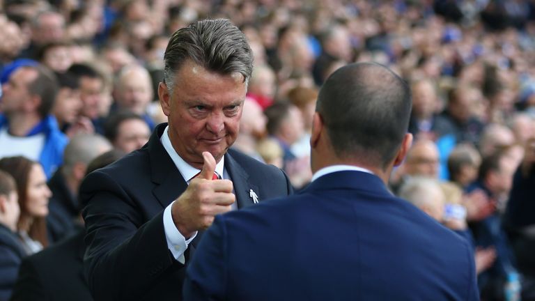 Louis van Gaal gives Roberto Martinez the thumbs-up before Manchester United's win at Everton