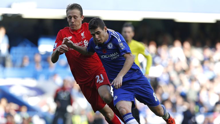 Liverpool's Brazilian midfielder Lucas Leiva (L) vies with Chelsea's Brazilian midfielder Oscar 