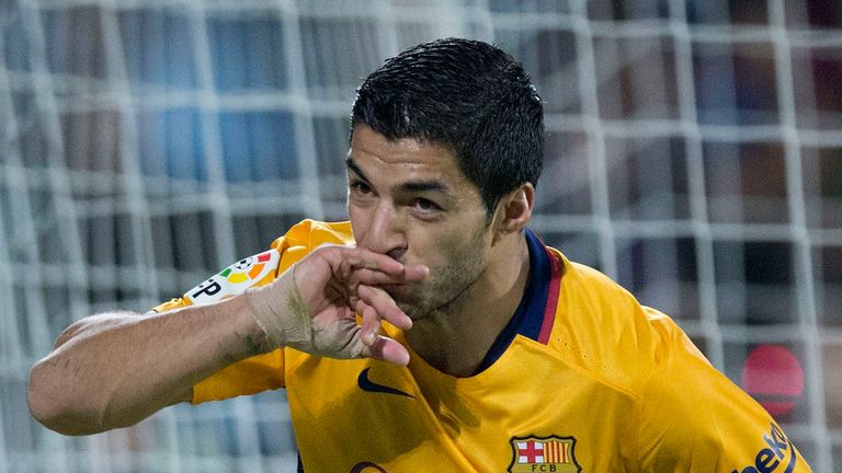 GETAFE, SPAIN - OCTOBER 31:  Luis Suarez of FC Barcelona celebrates scoring their opening goal during the La Liga match between Getafe CF and FC Barcelona 