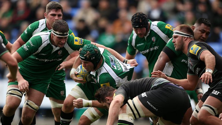 READING, ENGLAND - OCTOBER 18:  Luke Narraway of London Irish is tackled by Mike Williams of Leicester during the Aviva Premiership match between London Ir
