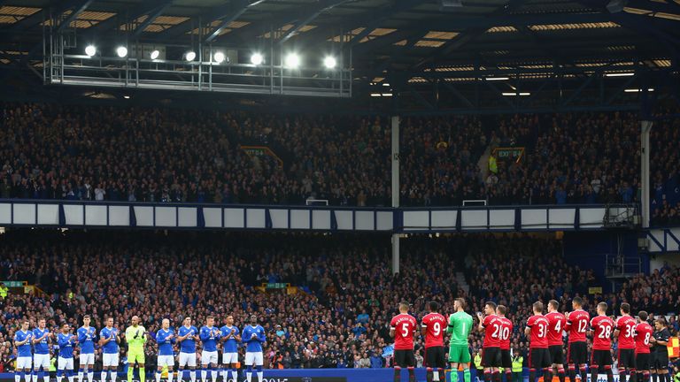 Everton and Manchester United join in a minute's applause for Howard Kendall