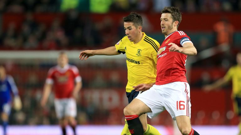 Manchester United's Michael Carrick (right) and Middlesbrough's Carlos de Pena battle for the ball
