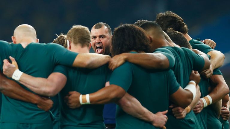 Michael Cheika (C) gives a team talk ahead of Australia's 33-13 World Cup win over England