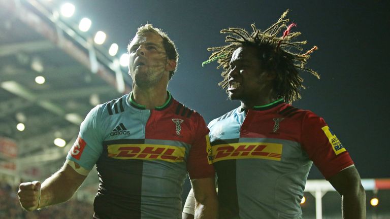 Nick Evans (L) celebrates with Marland Yarde after scoring for Harlequins