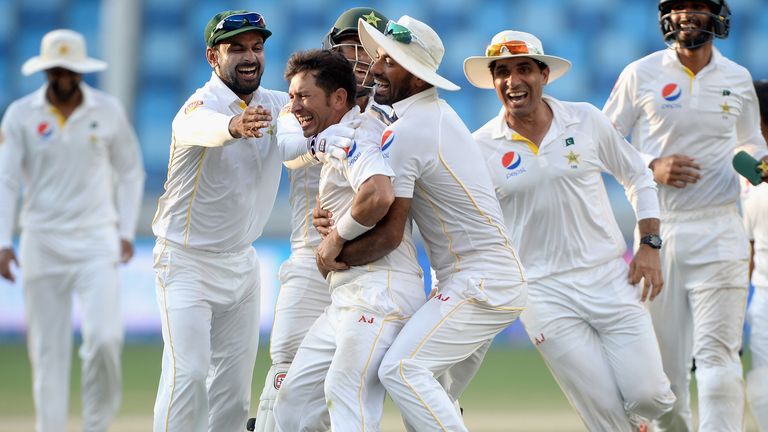  Yasir Shah celebrates with teammates after dismissing Adil Rashid