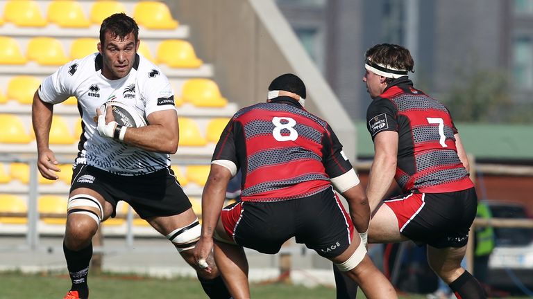 Quintin Geldenhuys atttacks the Edinburgh defence. 