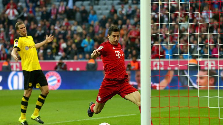 Robert Lewandowski scores Bayern Munich's third goal